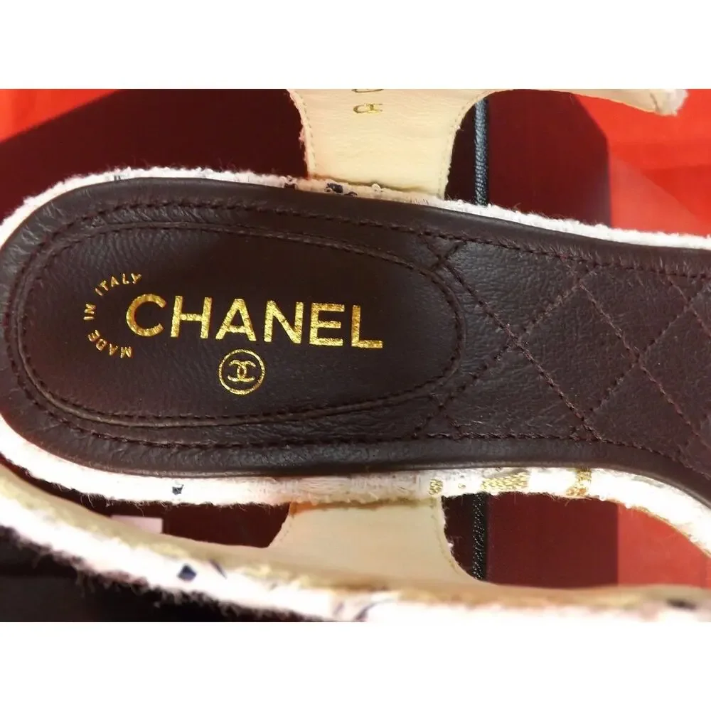 NIB CHANEL WHITE TWEED GOLD CHAIN CC PEARL LOGO SANDALS LOW HEEL PUMPS 38.5